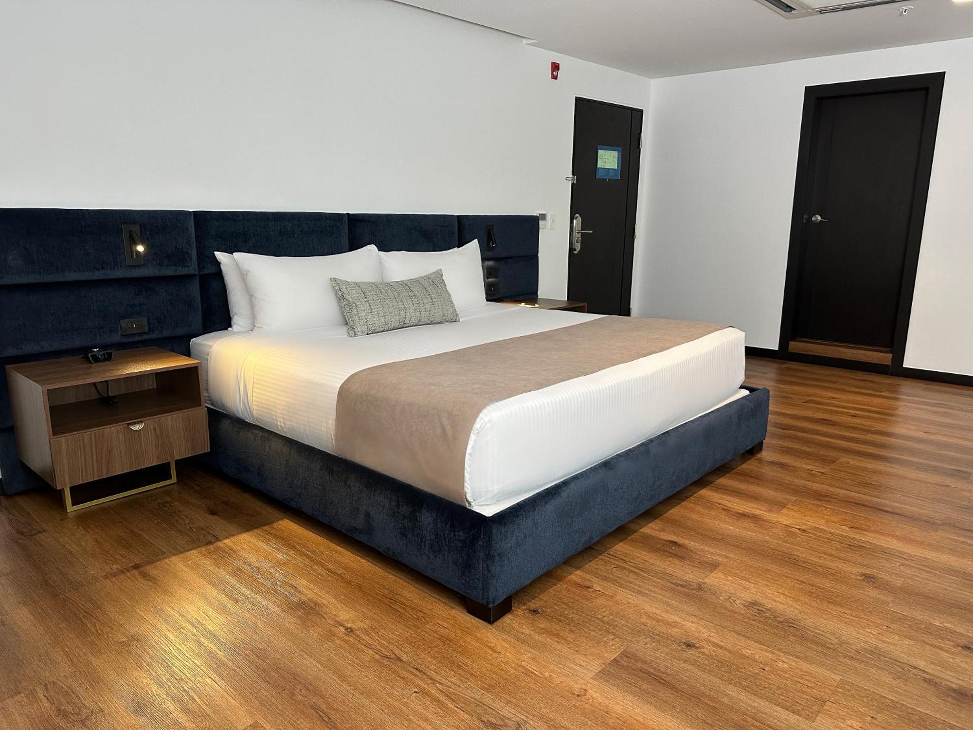 Hotel Wyndham Quito Airport Puembo Exterior foto A bedroom at the hotel
