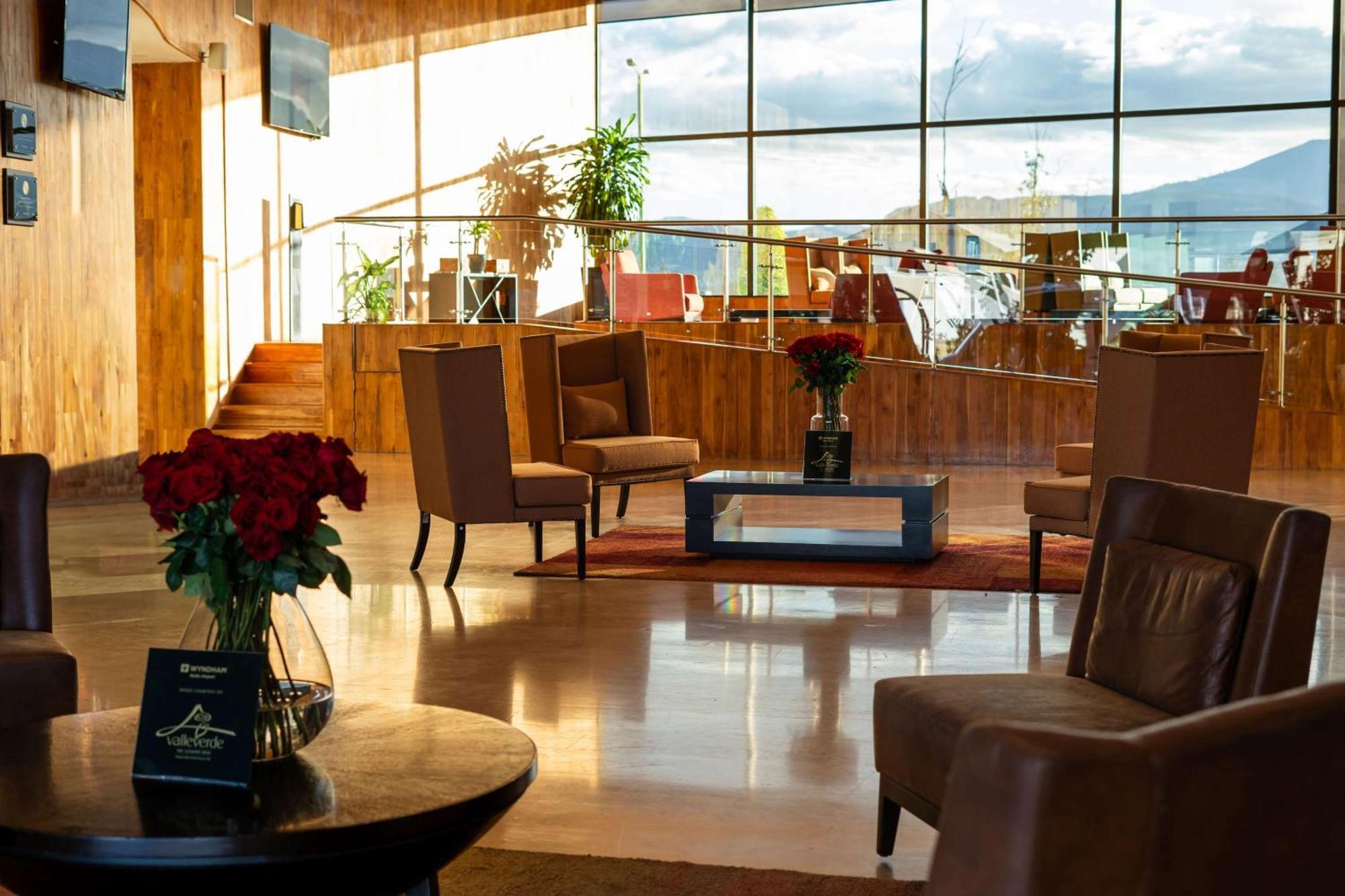 Hotel Wyndham Quito Airport Puembo Exterior foto The lobby of the hotel