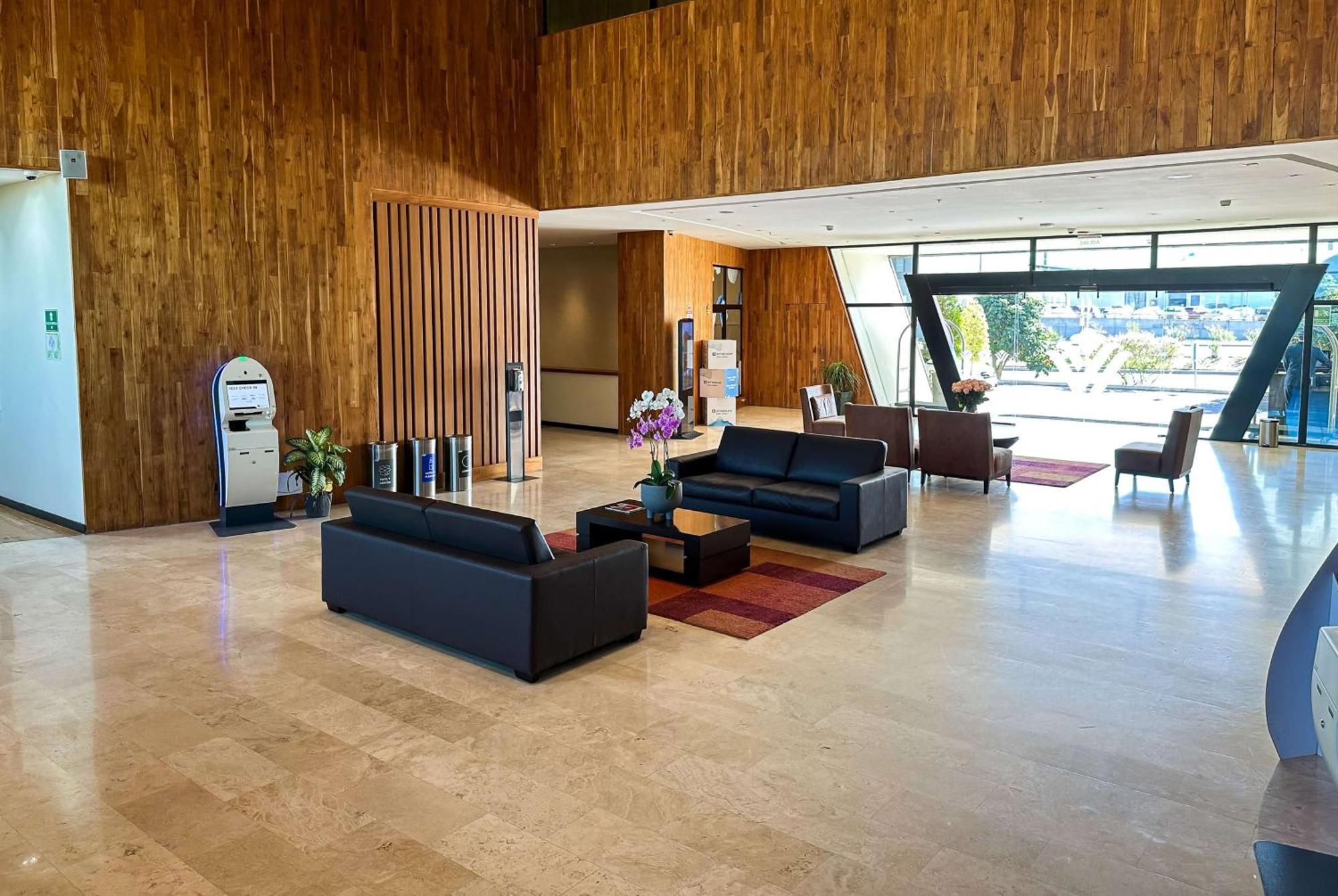 Hotel Wyndham Quito Airport Puembo Exterior foto Lobby