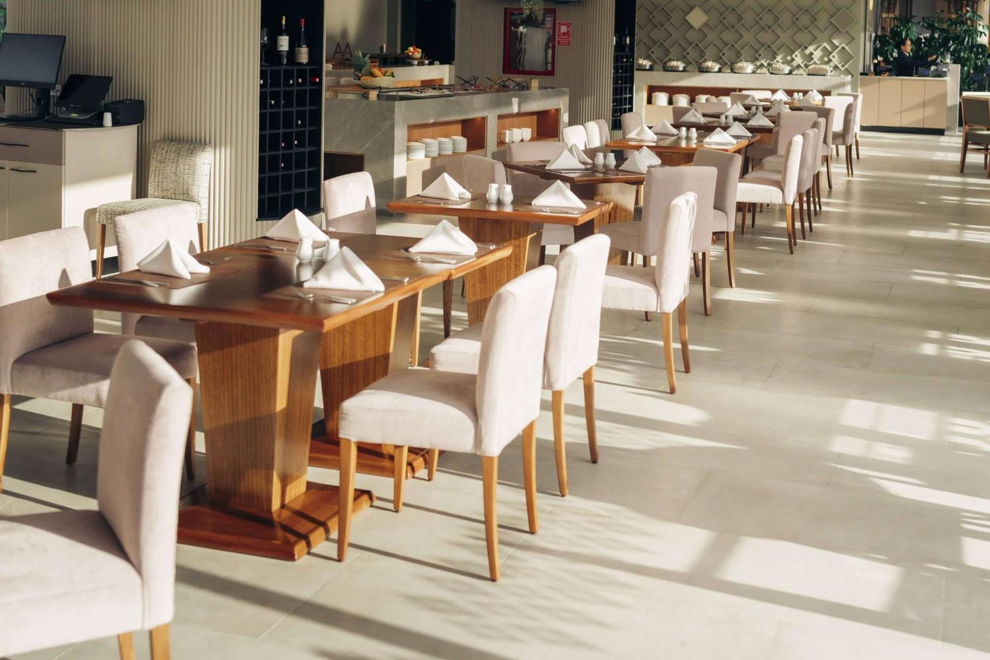 Hotel Wyndham Quito Airport Puembo Exterior foto Interior of the restaurant